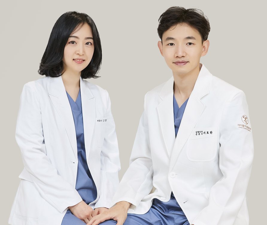 흰 가운을 입은 라이블리성형외과 의료진 두 명(오른쪽 대표원장 서효완)