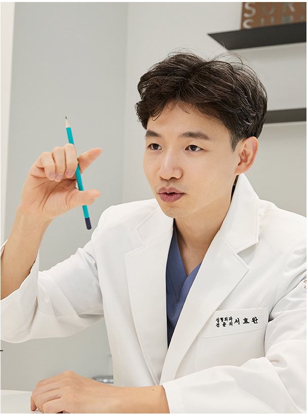 라이블리성형외과 대표원장 서효완(흰 가운, 연필을 들고 설명하는 모습)